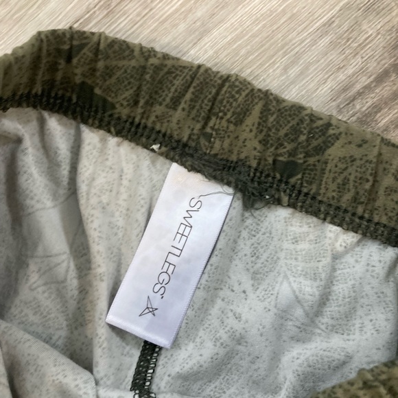 SWEETLEGS leggings. Leaf print petite. (Size 00-6) - Picture 4 of 6